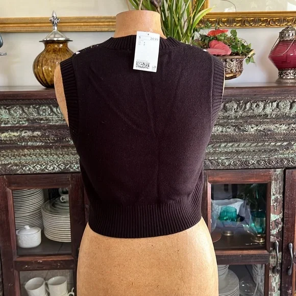 Plaid Sleeveless Crop Sweater - Picture 3 of 4